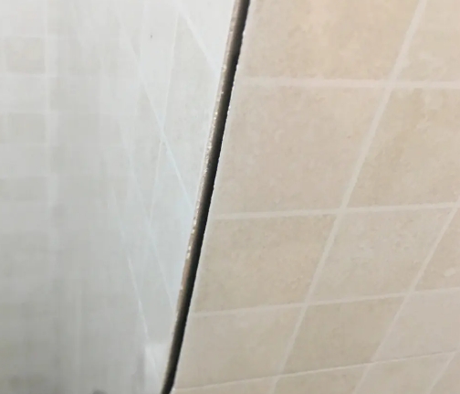 关岭瓷砖空鼓维修公司分享阳台瓷砖脱落的修复过程可以分为以下几个步骤