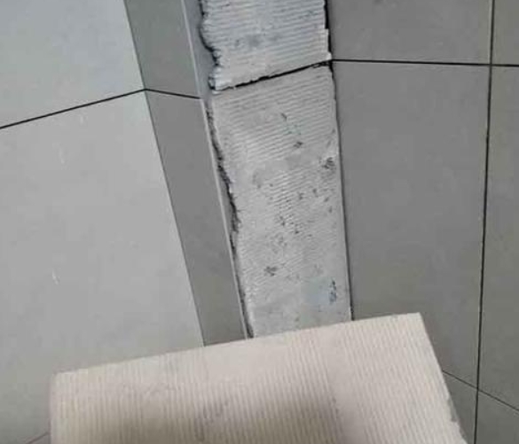 关岭瓷砖空鼓维修公司分享下厨房瓷砖脱落的补救措施。